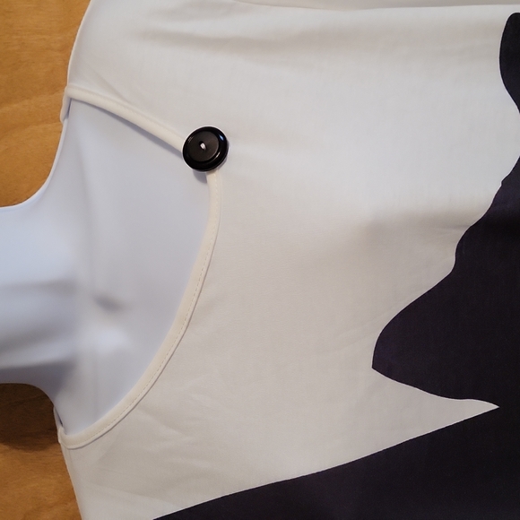 WHITE TEA SHIRT with black cat. SIZE L.   BLACK BAT INCUDED.                B3 - Picture 2 of 6